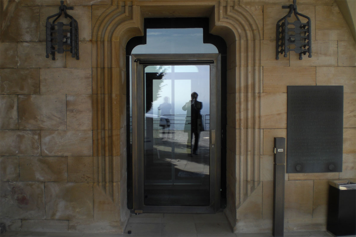 Hambacher Schloss - Bronze-Glastüren, Foto: Stefan Fittkau